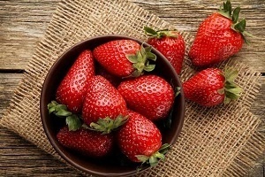 خواص توت فرنگی روی پوست_9