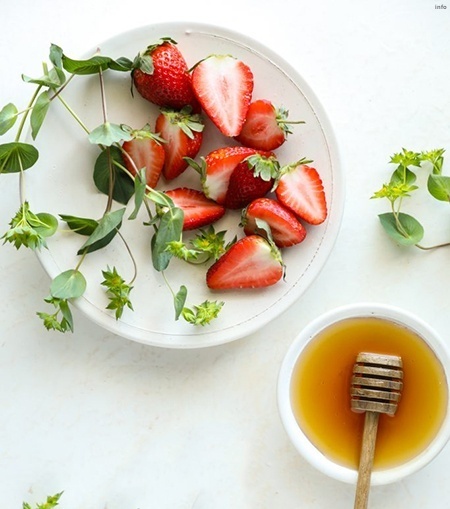 خواص توت فرنگی و عسل_5